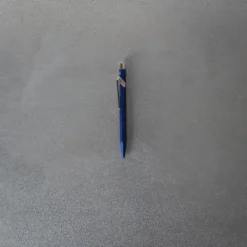 Stylo Bille 849 COLORMAT-X - Bleu - Caran D'Ache 7 Stylo Bille 849 COLORMAT-X - Bleu - Caran D'Ache -Décoration D'intérieur Merci editionlimitee fev23 0619