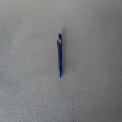 Stylo Bille 849 COLORMAT-X - Bleu - Caran D'Ache 6 Stylo Bille 849 COLORMAT-X - Bleu - Caran D'Ache -Décoration D'intérieur Merci editionlimitee fev23 0620