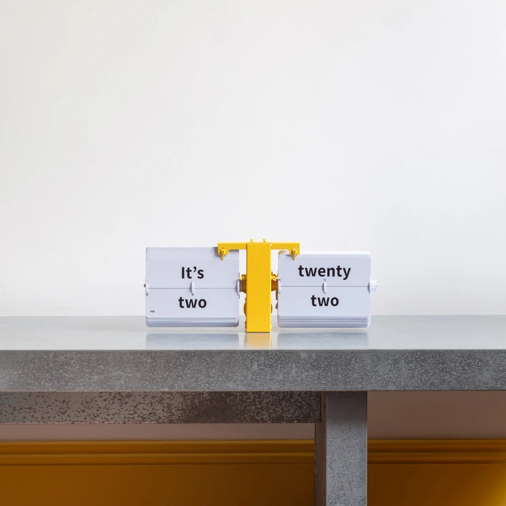 Horloge à Bascule MoMA Flipping Out NY Jaune 1 Horloge à Bascule MoMA Flipping Out NY Jaune