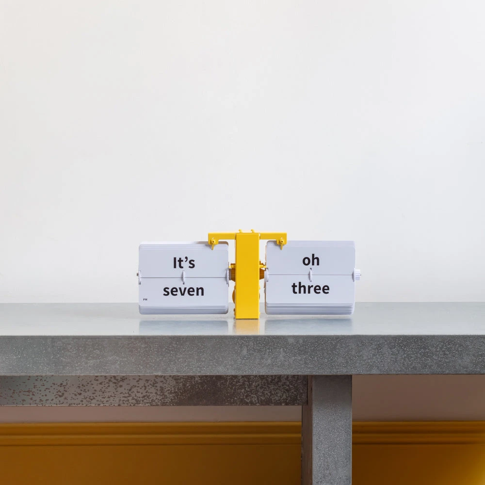 Horloge à Bascule MoMA Flipping Out NY Jaune 4 Horloge à Bascule MoMA Flipping Out NY Jaune – Image 4