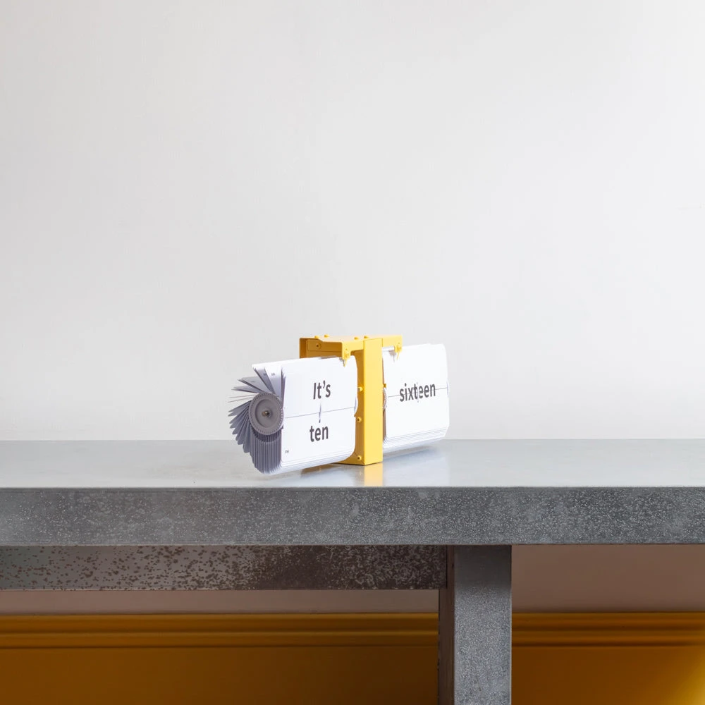 Horloge à Bascule MoMA Flipping Out NY Jaune 2 Horloge à Bascule MoMA Flipping Out NY Jaune – Image 2