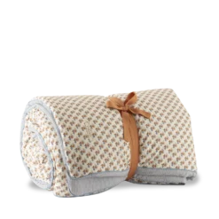 Caramel - Édredon Bout De Lit - Crème Posy 8 Caramel - Édredon Bout De Lit - Crème Posy -Décoration D'intérieur PACKSHOT CARAMEL 24072023 MERCI0797