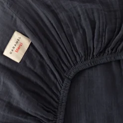 Caramel X Merci - Drap-housse En Gaze De Coton - Gris Fusain -Décoration D'intérieur PACKSHOT CARAMEL 24072023 MERCI0852