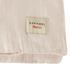 Caramel X Merci - Housse De Couette En Gaze De Coton - Rose De Bagatelle -Décoration D'intérieur PACKSHOT CARAMEL 24072023 MERCI0869