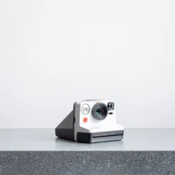 Appareil Photo Polaroid Now - Noir & Blanc -Décoration D'intérieur PACKSHOT MERCI STUDIO111 210320230153