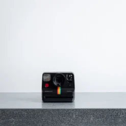 Appareil Photo Retro Polaroid Now + - Noir -Décoration D'intérieur PACKSHOT MERCI STUDIO111 210320230162