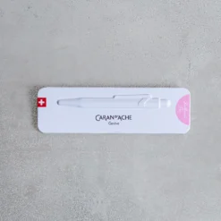 Stylo Bille 849 COLORMAT-X - Rose - Caran D'Ache -Décoration D'intérieur PACKSHOT MERCI STUDIO111 210320230479