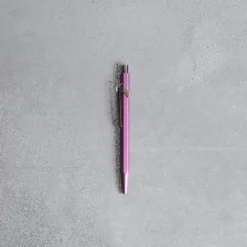 Stylo Bille 849 COLORMAT-X - Rose - Caran D'Ache -Décoration D'intérieur PACKSHOT MERCI STUDIO111 210320230481