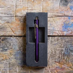 Stylo Bille - Nespresso Violet - Caran D'Ache 5 Stylo Bille - Nespresso Violet - Caran D'Ache -Décoration D'intérieur STYLO BILLE ETUI NESPRESS VIOL 2 a4b3e67d a945 4c93 bded 2e9105dca74f