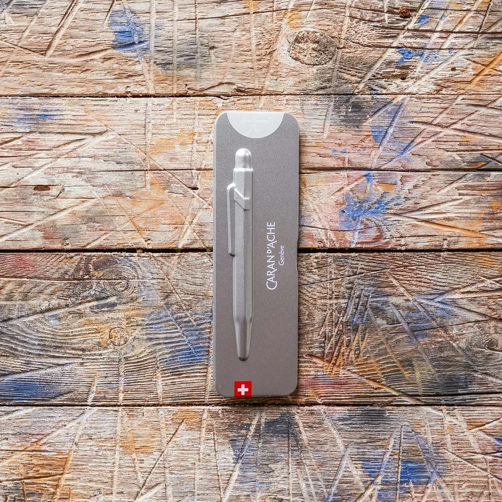 Stylo Bille Original Avec étui Argenté - Caran D'Ache 2 Stylo Bille Original Avec étui Argenté - Caran D'Ache – Image 2