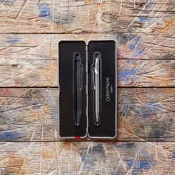 Stylo Bille Original Avec étui Argenté - Caran D'Ache 5 Stylo Bille Original Avec étui Argenté - Caran D'Ache -Décoration D'intérieur STYLO BILLE ETUI ORIGINAL 2