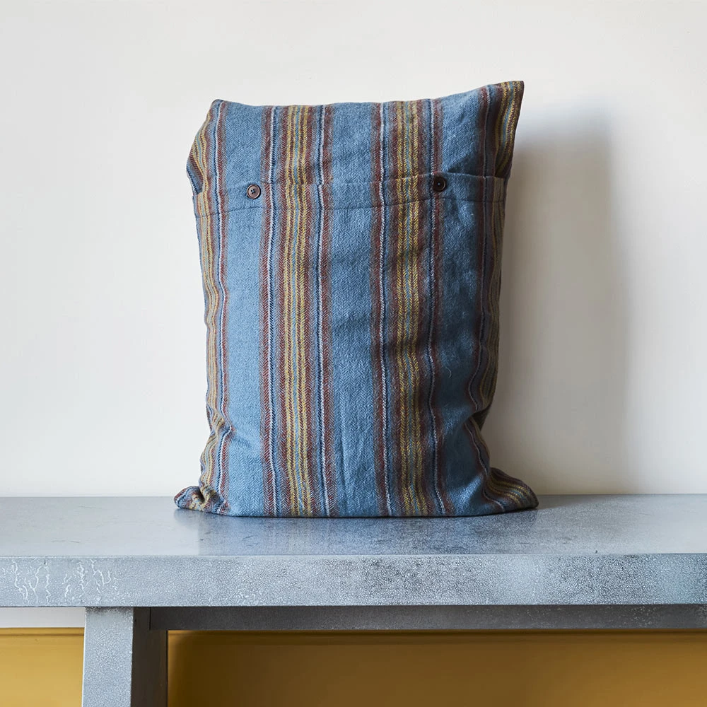 Coussin à Carreaux N°69 - Fond Bleu - Moismont 2 Coussin à Carreaux N°69 - Fond Bleu - Moismont – Image 2