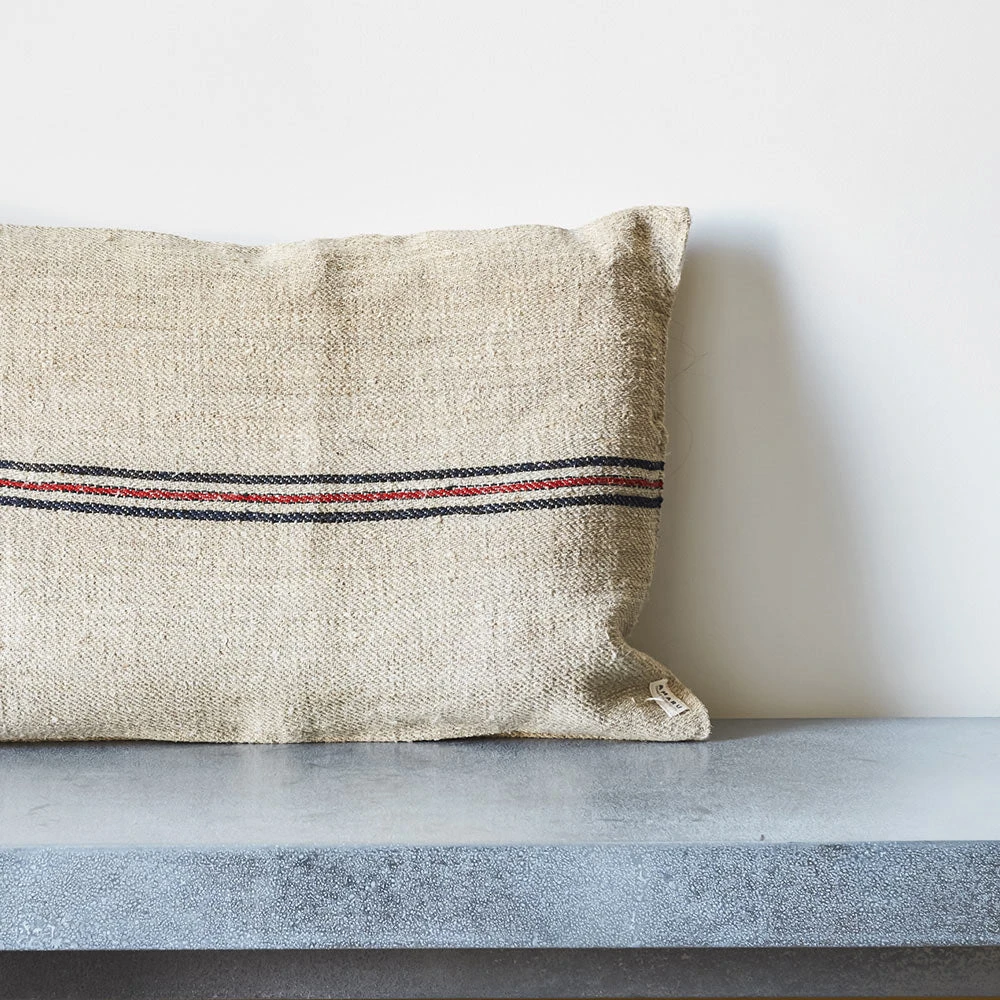 Coussin Rayé - Noir 3 Coussin Rayé - Noir – Image 3