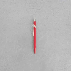 Stylo Bille 849 COLORMAT-X - Rouge - Caran D'Ache -Décoration D'intérieur packshot plusplus 22062023 MERCI0144